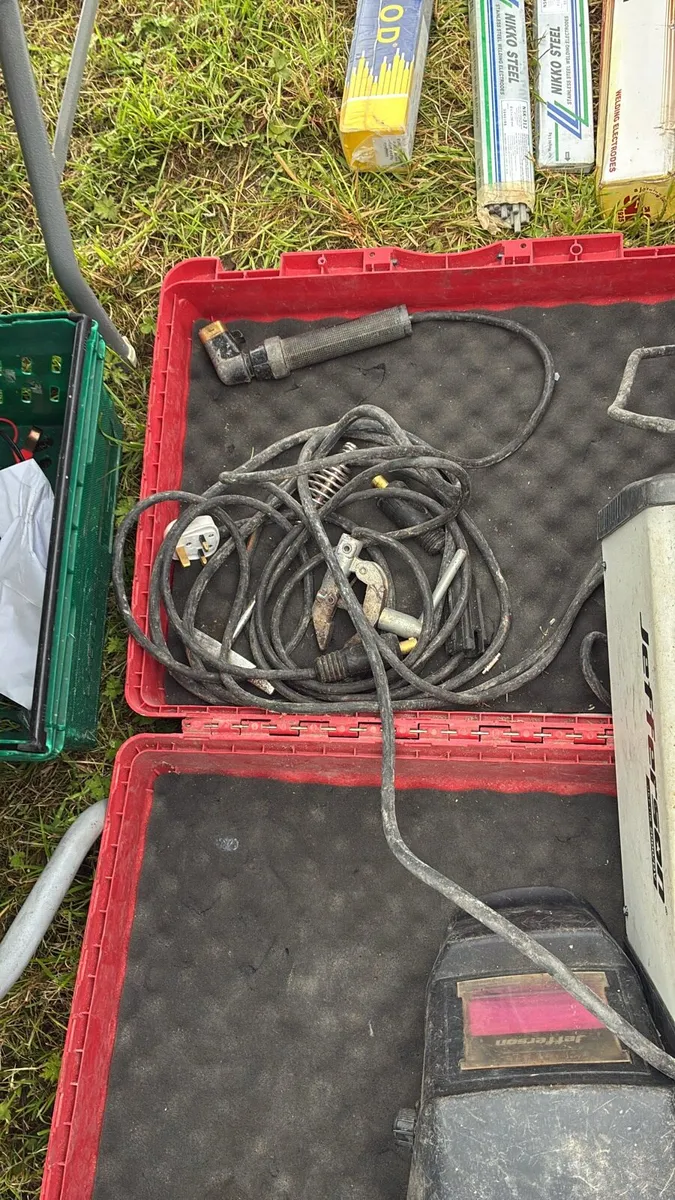 200 amp fuel inverter arc welder+ rods - Image 3