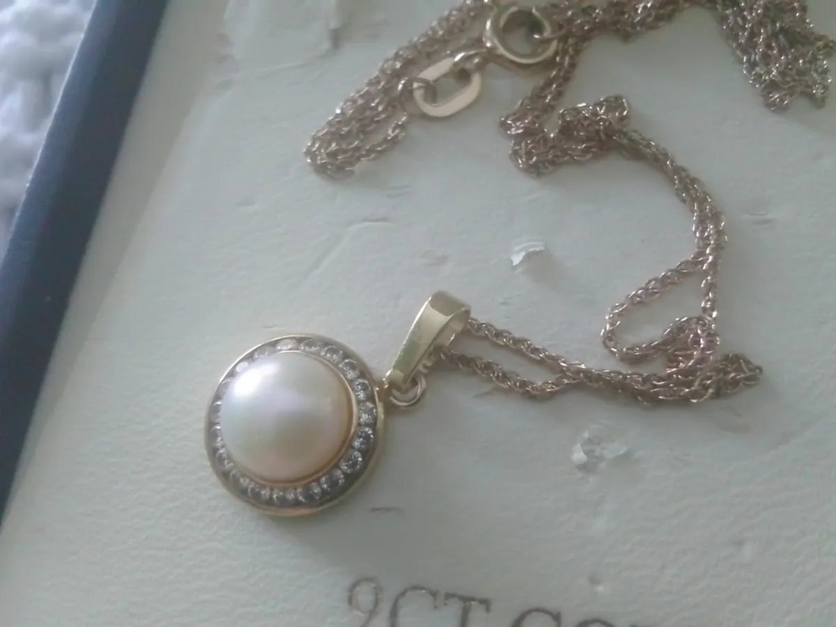 9ct GOLD VINTAGE PEARL & WHITE TOPAZ ROUND PENDANT - Image 1