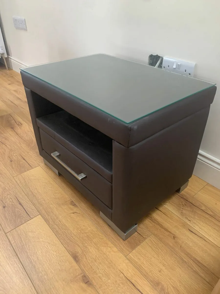 TV stand - Image 1