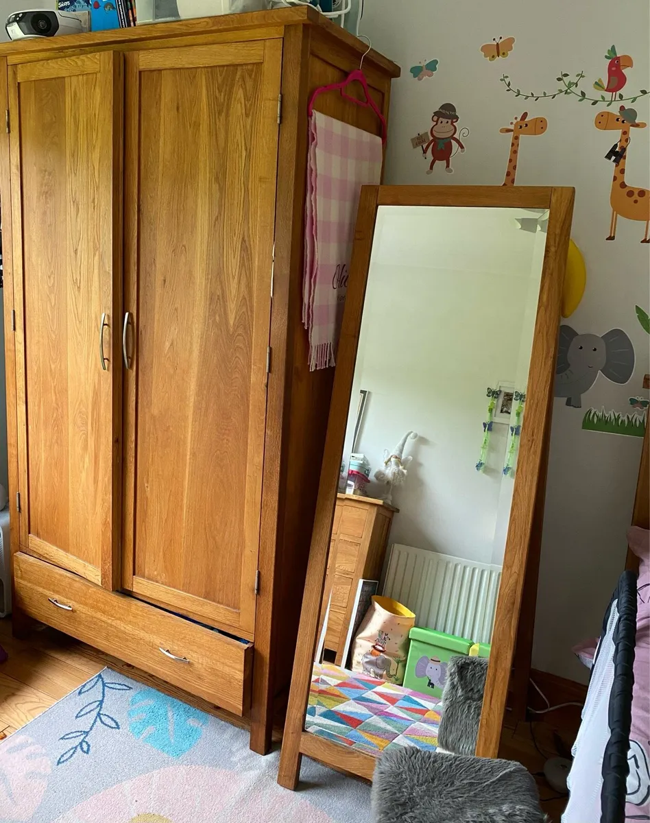 Solid oak wardrobe chest of drawers an mirror - Image 1