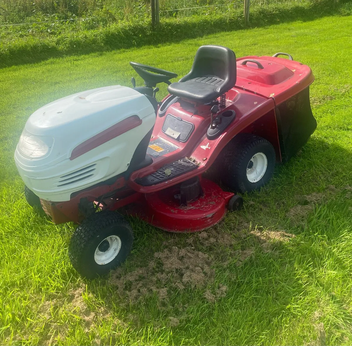 Ride on lawnmower - Image 1