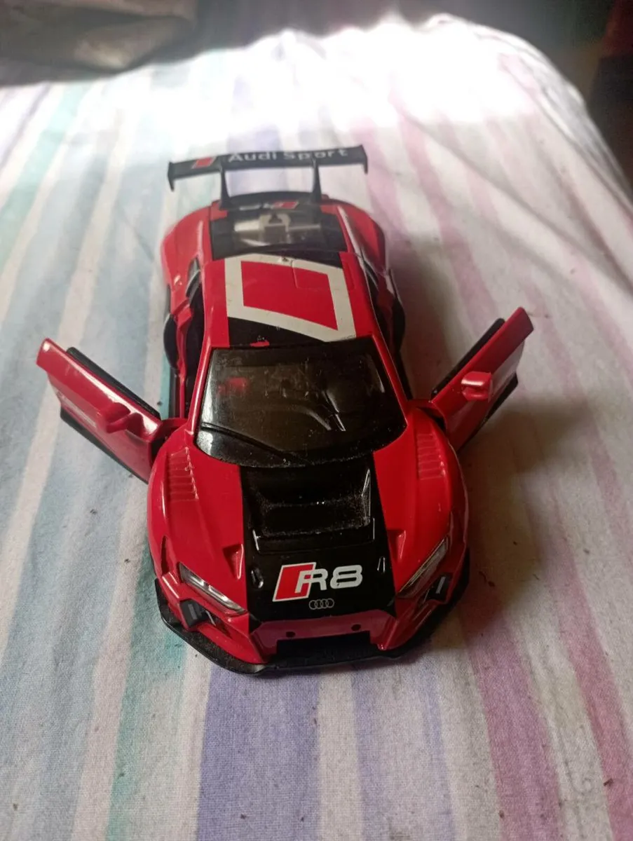 AUDI R8  DIE - CAST 1-24 SCALE - Image 1