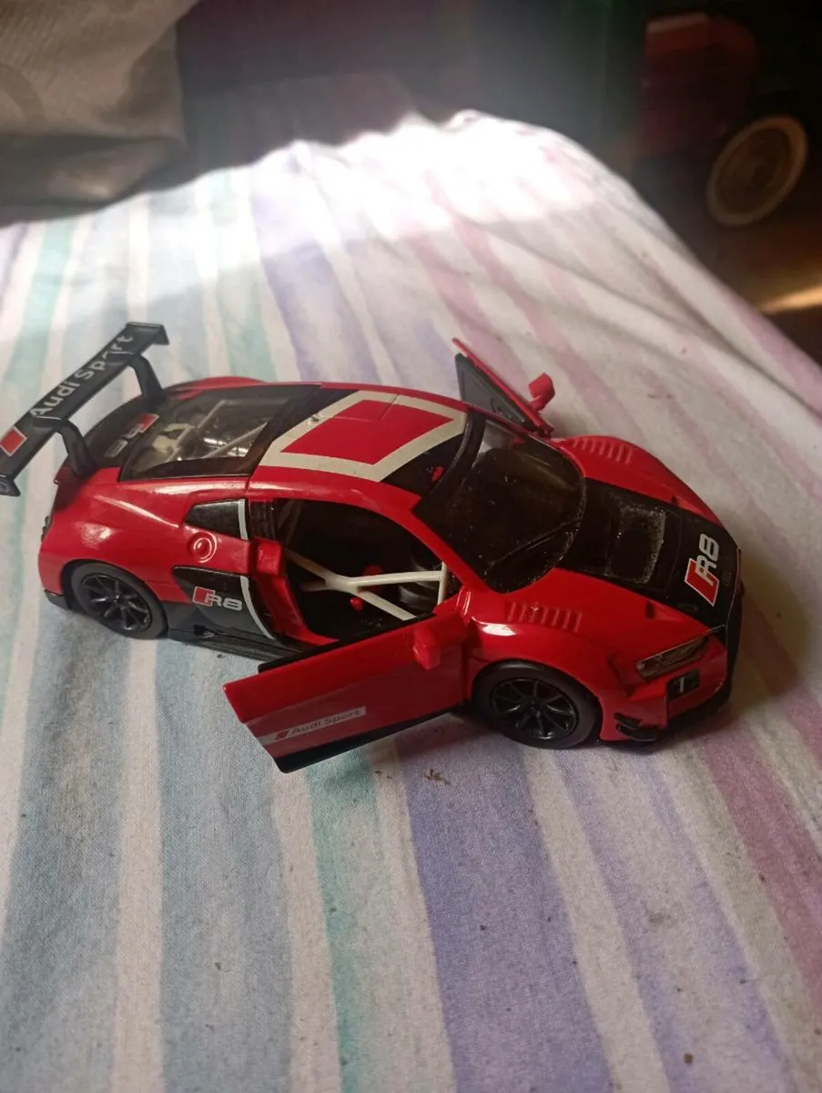 AUDI R8  DIE - CAST 1-24 SCALE - Image 2