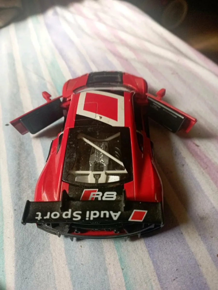 AUDI R8  DIE - CAST 1-24 SCALE - Image 3