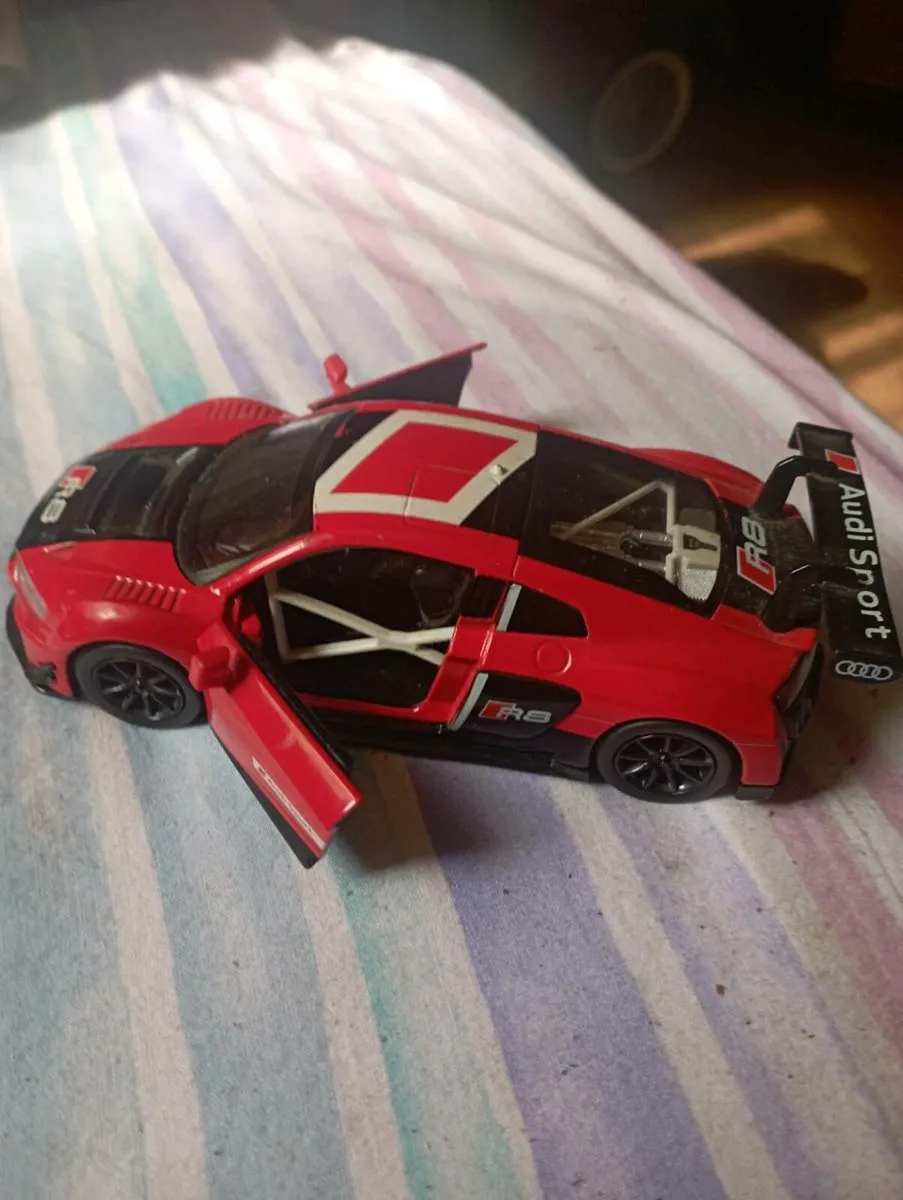 AUDI R8  DIE - CAST 1-24 SCALE - Image 4