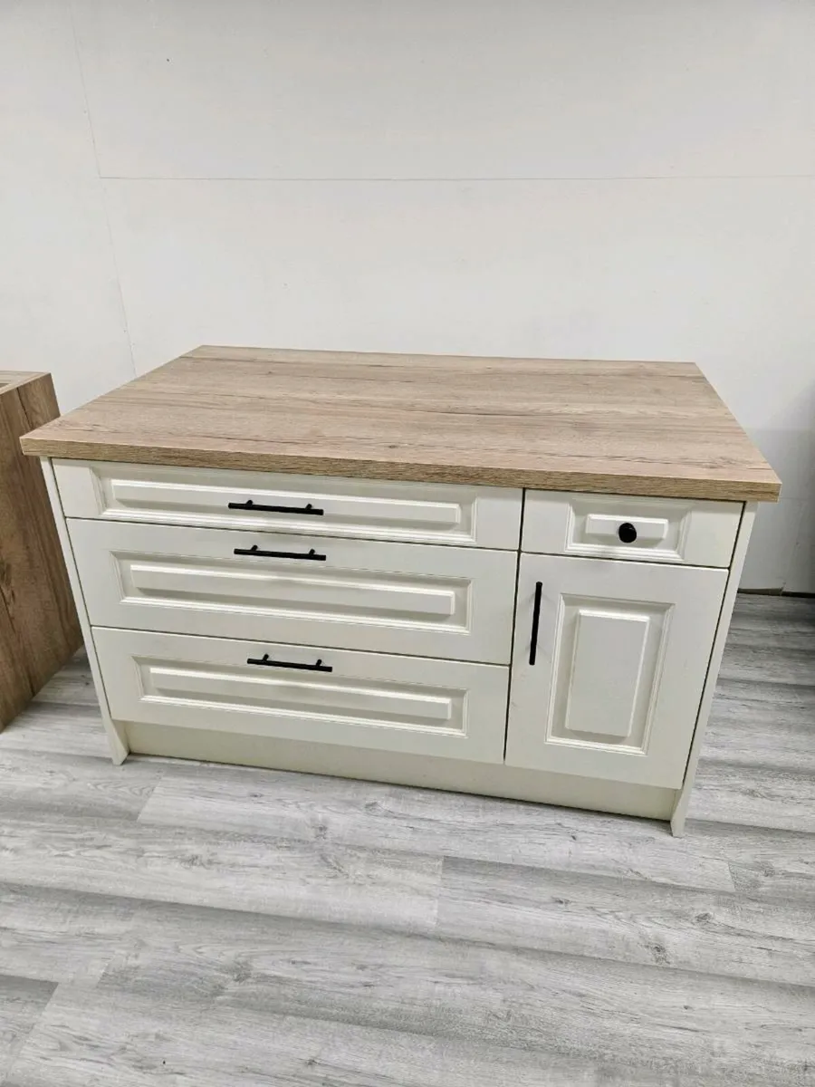 Kitchen islands - Image 1