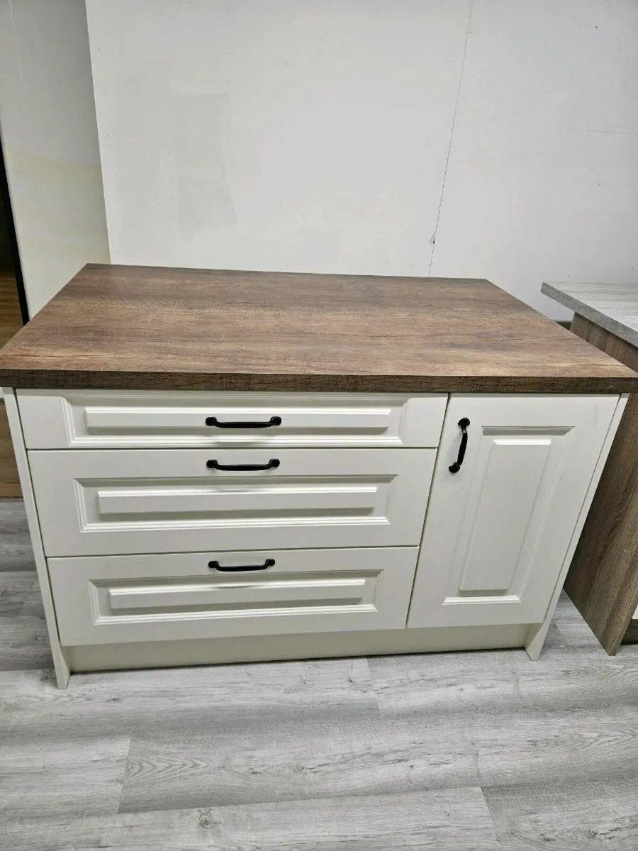 Kitchen islands - Image 1