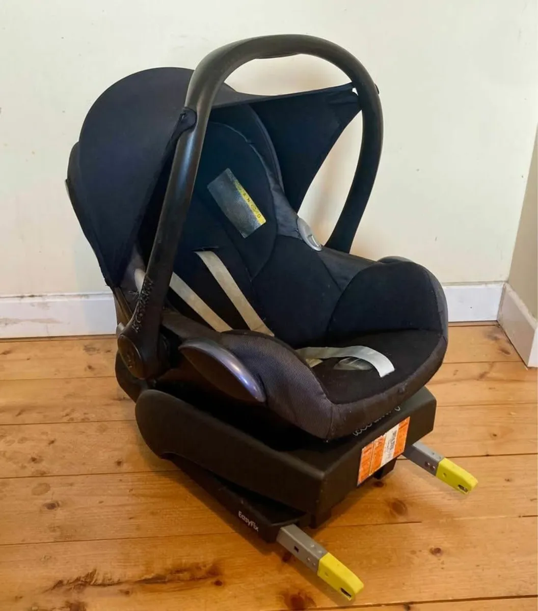 Maxi Cosi Car Seat With ISOFIX Base - Image 1
