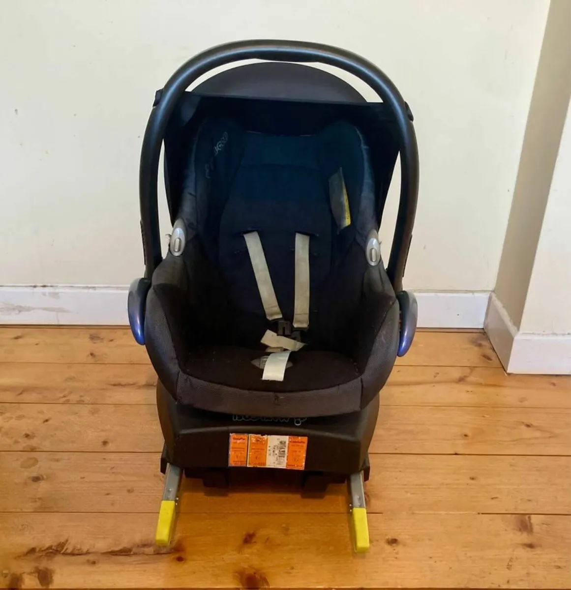 Maxi Cosi Car Seat With ISOFIX Base - Image 2