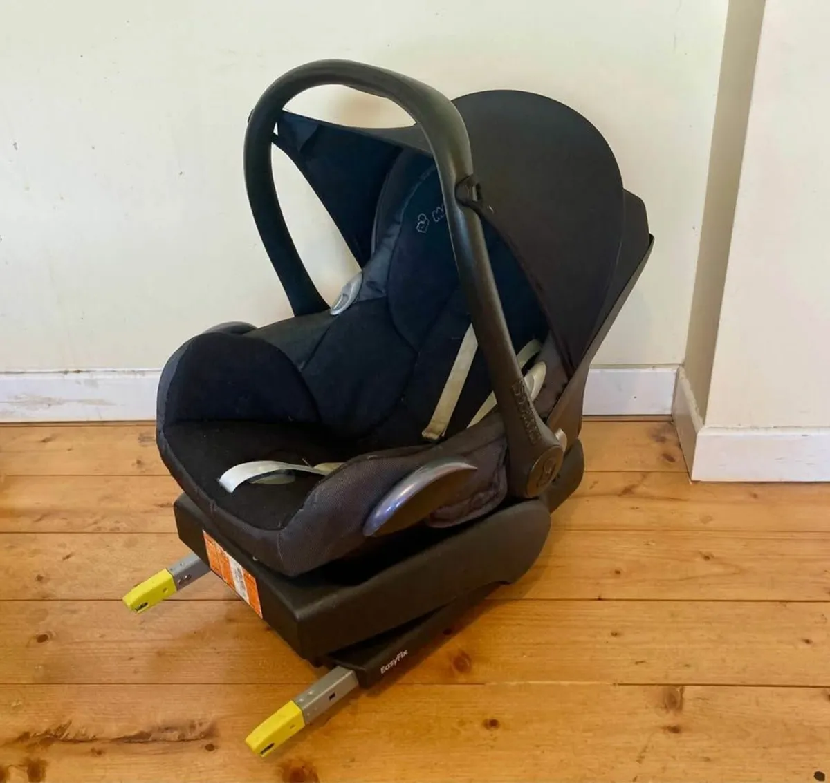 Maxi Cosi Car Seat With ISOFIX Base - Image 3
