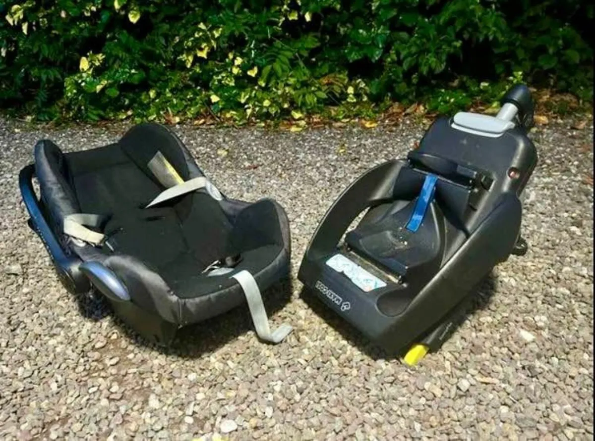 Maxi Cosi Car Seat With ISOFIX Base - Image 4