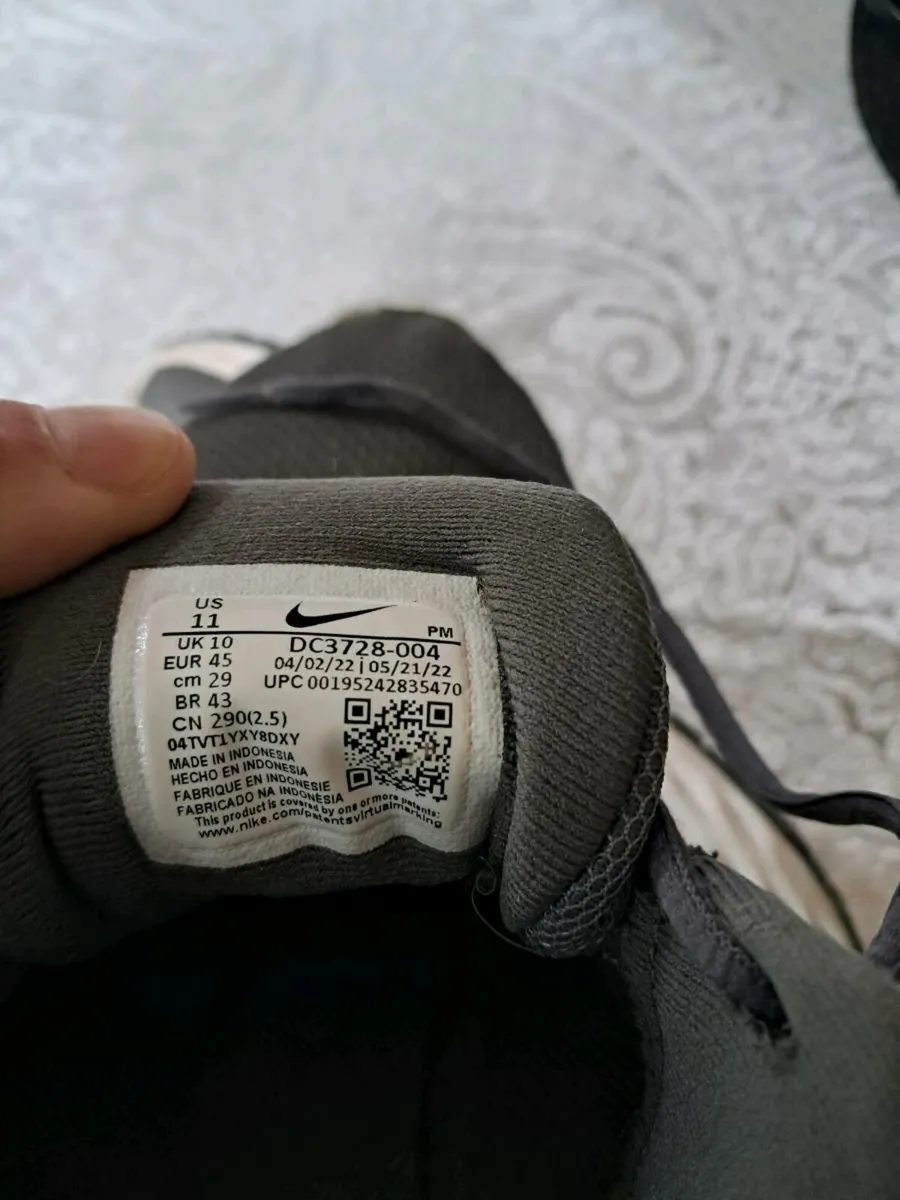 Nike size 10 running  trainers - Image 3