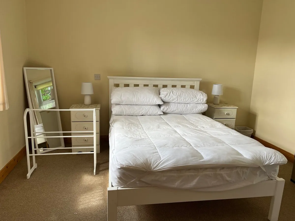 Bedroom suite - Image 1