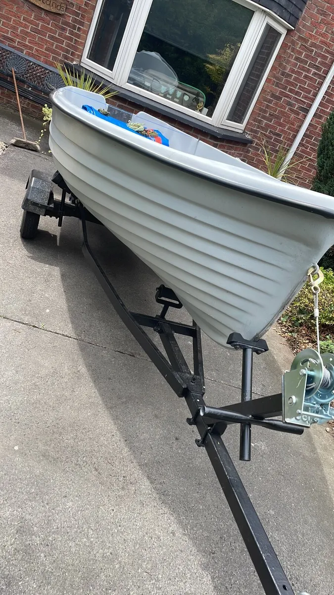Boat and trailer excellent condition - Image 1