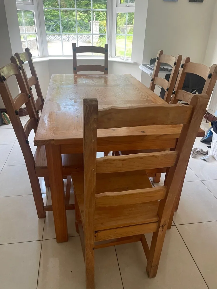 Table and chairs - Image 1
