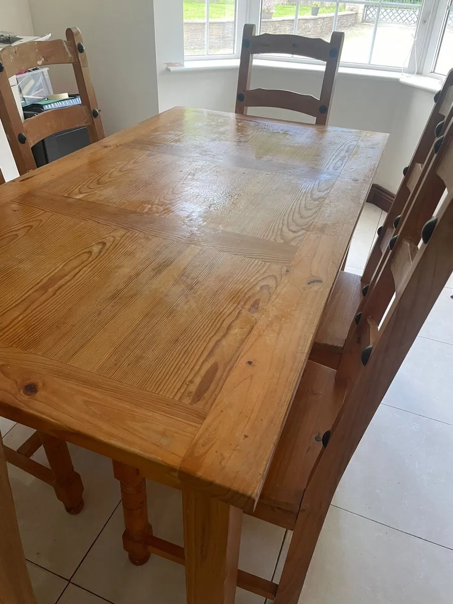 Table and chairs - Image 3