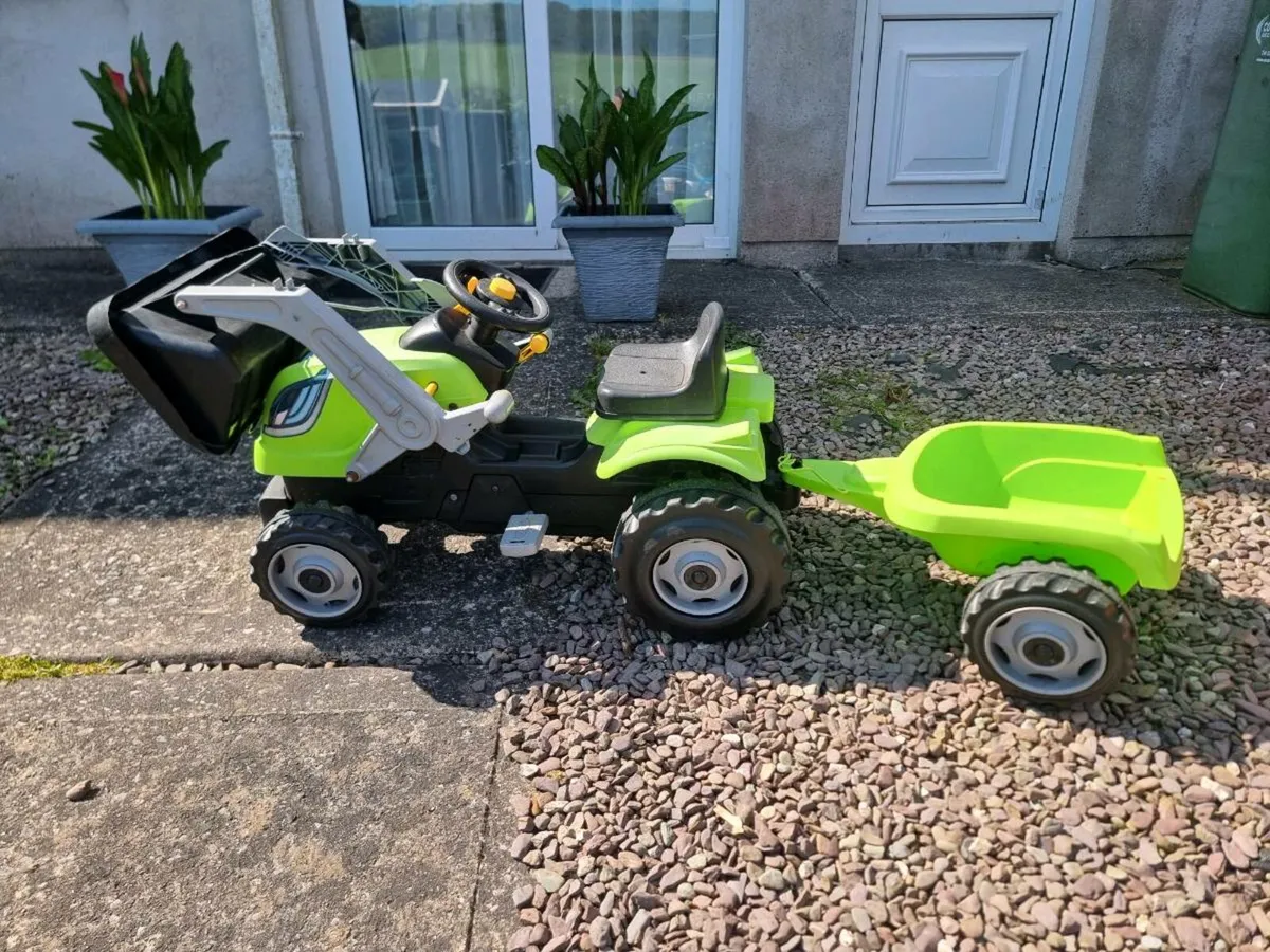 Kids tractor sit on with pedals - Image 1