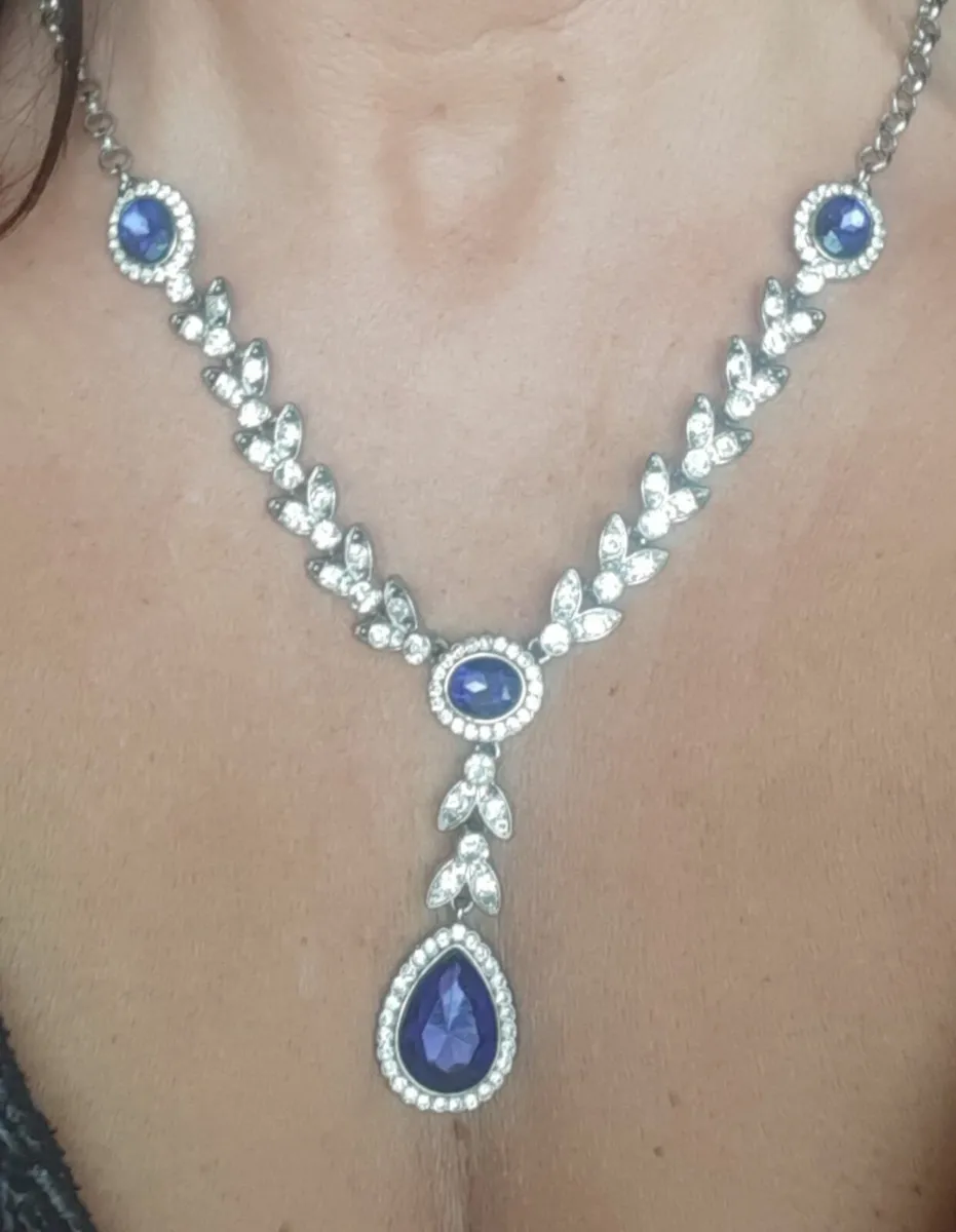 Beautiful diamanté/blue stone chain and earrings - Image 3