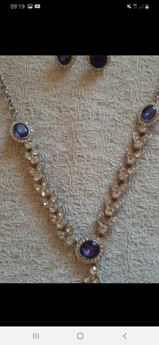 Beautiful diamanté/blue stone chain and earrings - Image 4