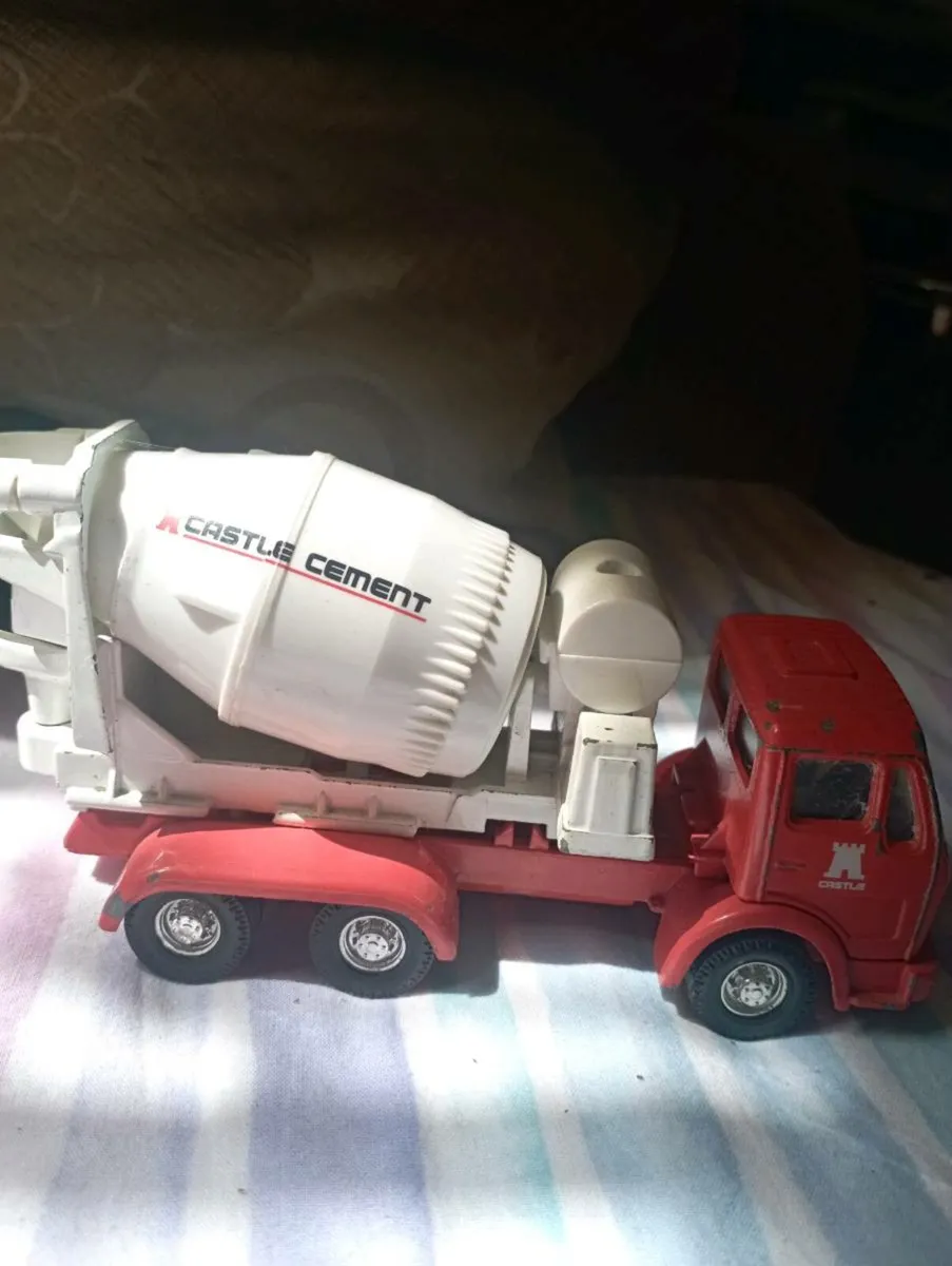 CORGI VINTAGE MERCEDES BENZ 6 WHEEL CEMENT MIXER - Image 1