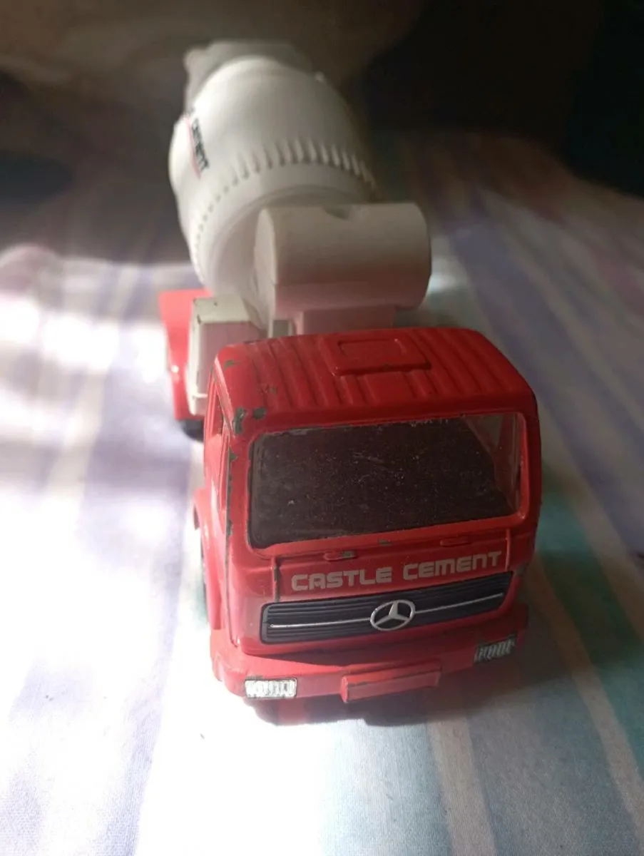 CORGI VINTAGE MERCEDES BENZ 6 WHEEL CEMENT MIXER - Image 2