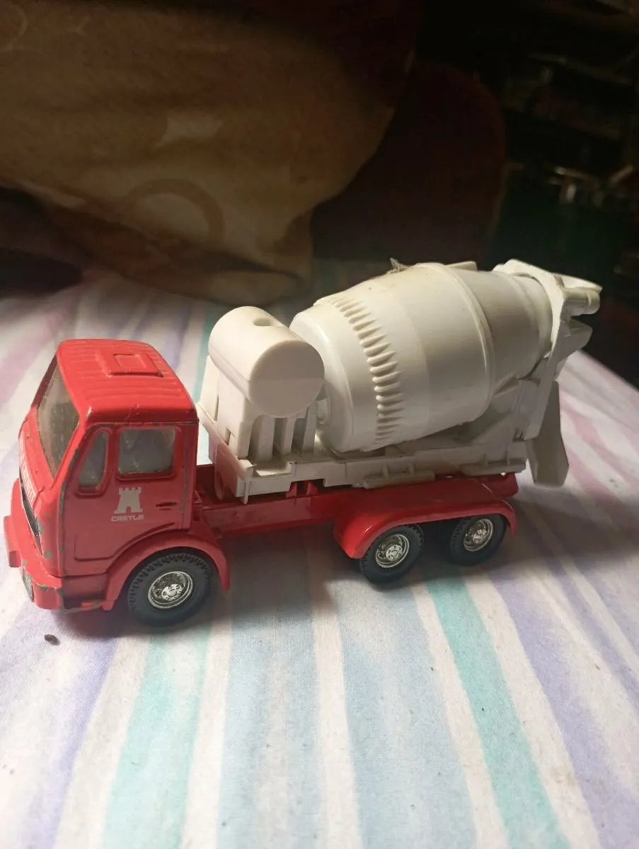 CORGI VINTAGE MERCEDES BENZ 6 WHEEL CEMENT MIXER - Image 3