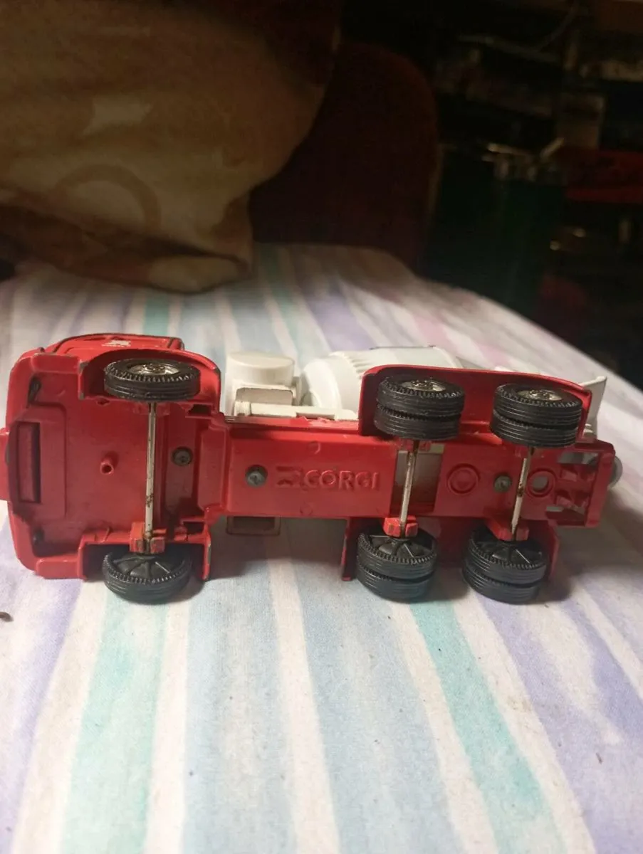 CORGI VINTAGE MERCEDES BENZ 6 WHEEL CEMENT MIXER - Image 4