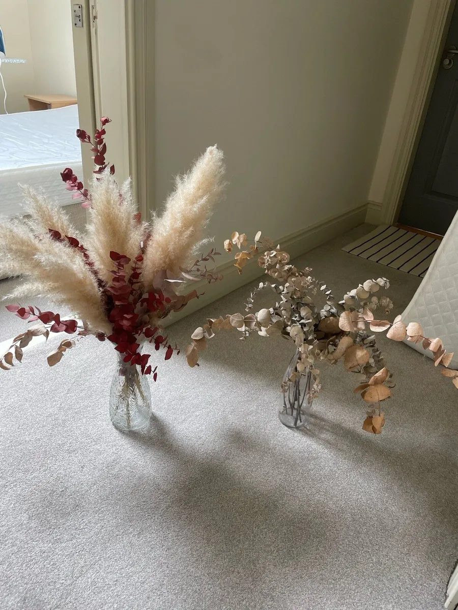 Preserved flowers and vases - Image 1