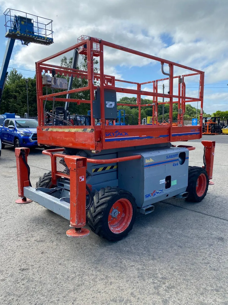 2013 SKYJACK SJ6826RT 32FT DIESEL SCISSOR LIFT - Image 2