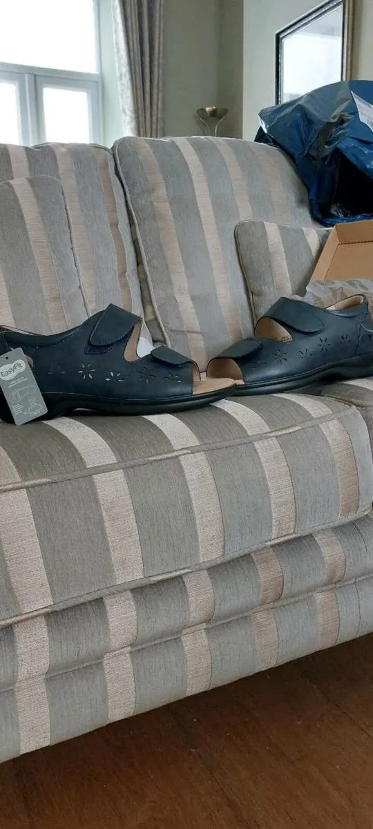 womens extra wide sandal - Image 2