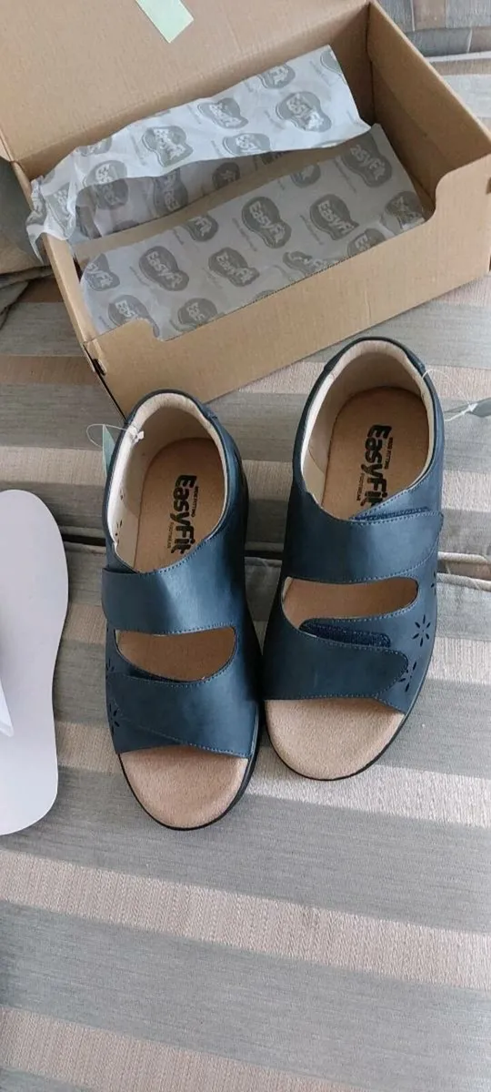 womens extra wide sandal - Image 3