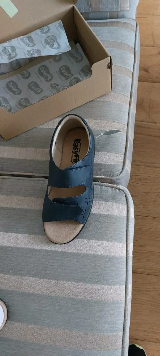 womens extra wide sandal - Image 4