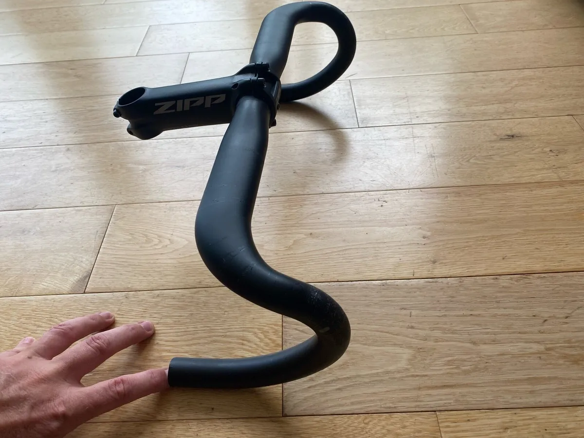 Syncros aero carbon handlebar + Zipp stem - Image 1