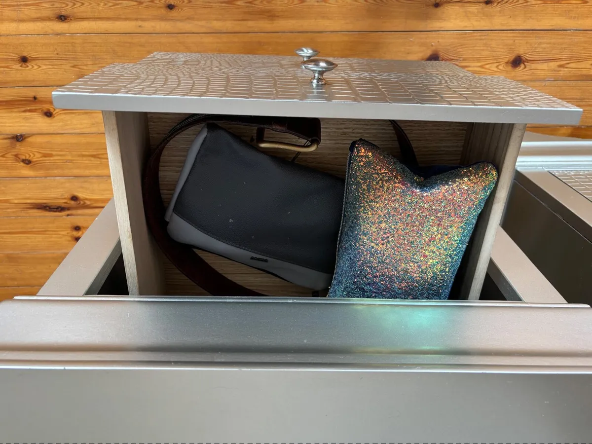 Beside lockers - Image 2