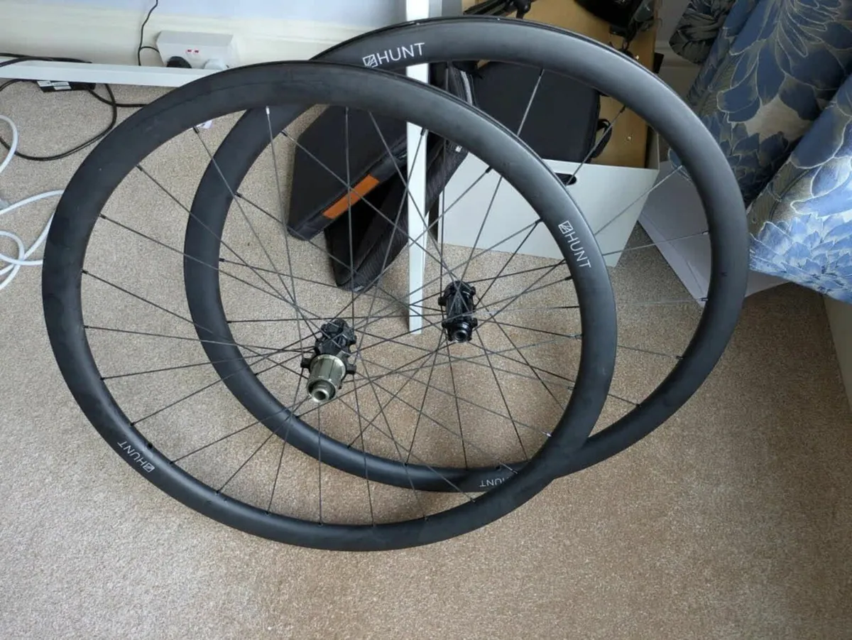 Hunt 35 Carbon Aero Disc 700c Wheelset - Image 1