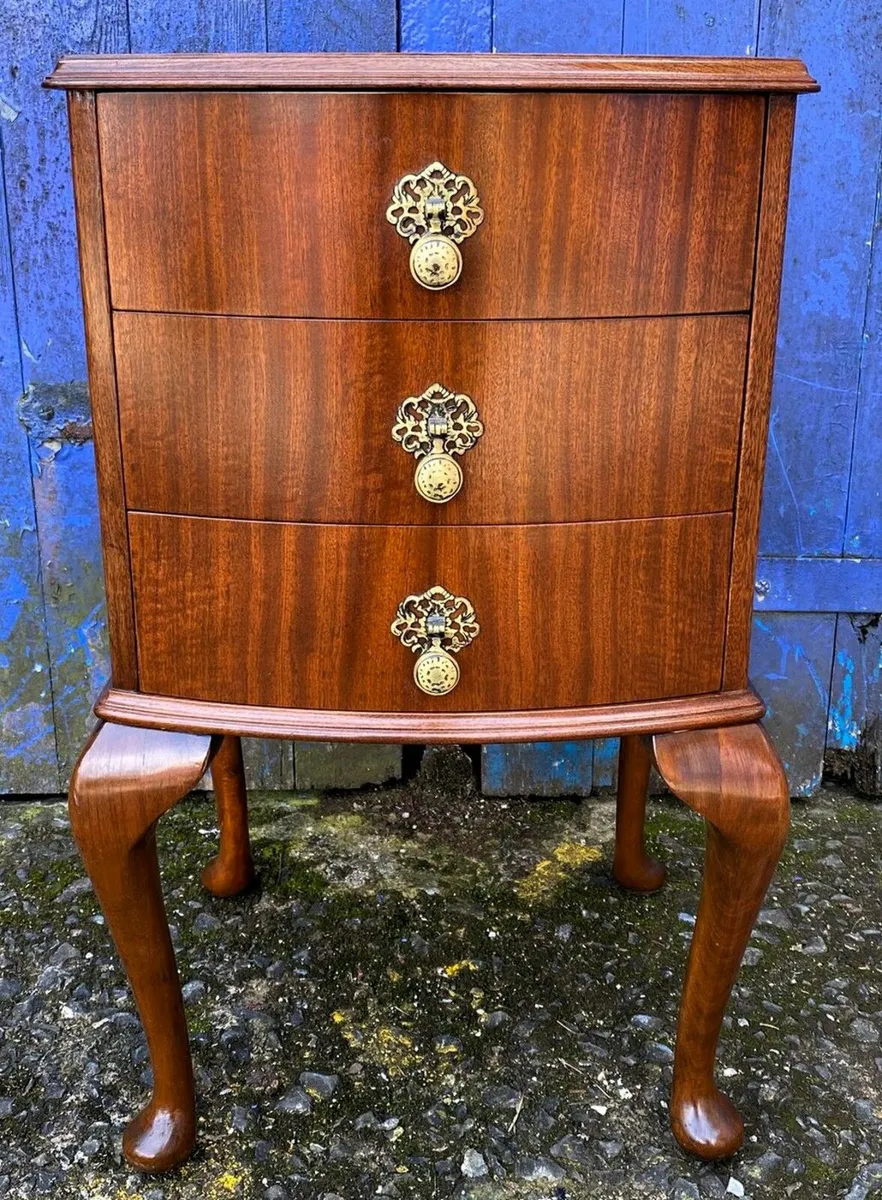 Small Bow Front Chest of Drawers - Image 1