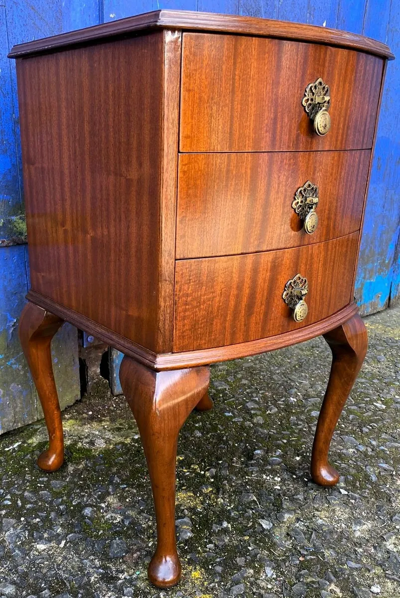 Small Bow Front Chest of Drawers - Image 3