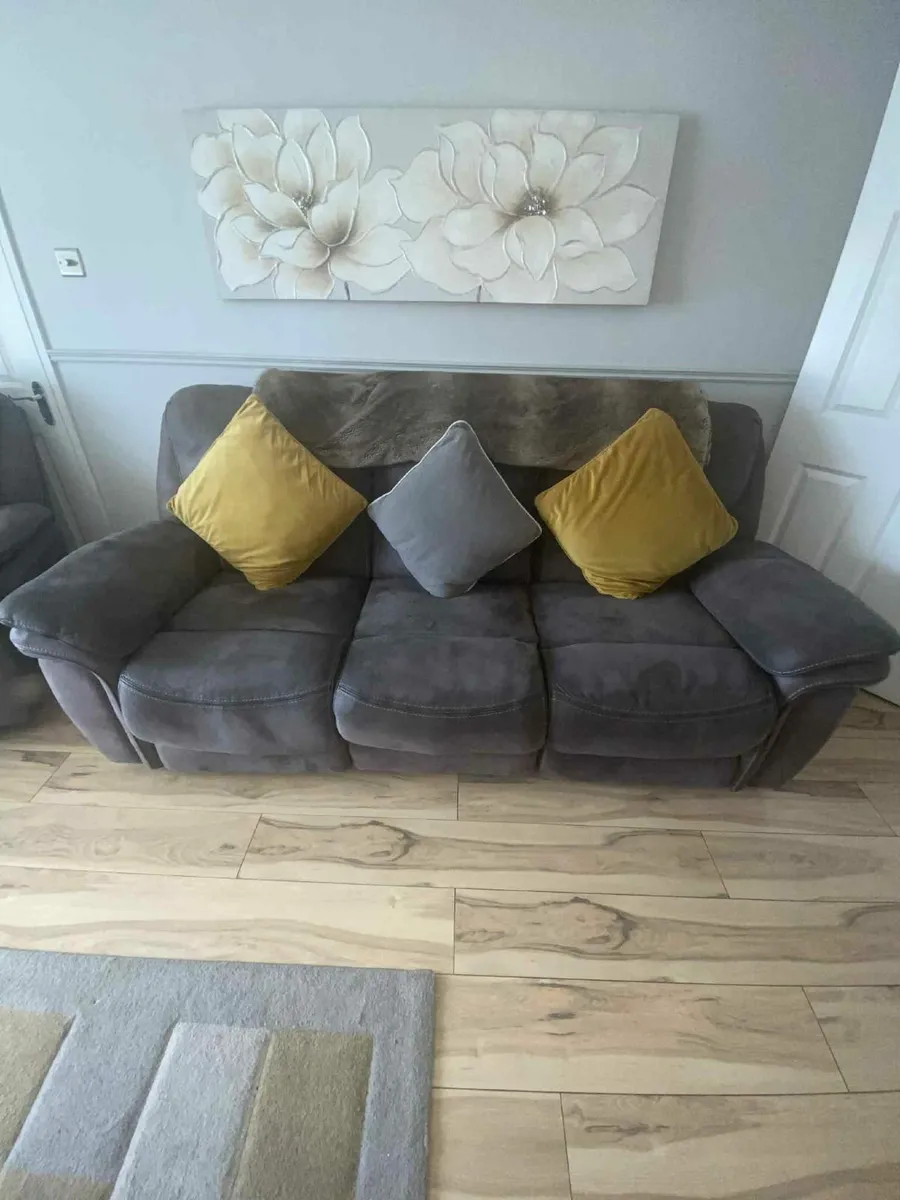 3&2 seater recliner sofas - Image 1