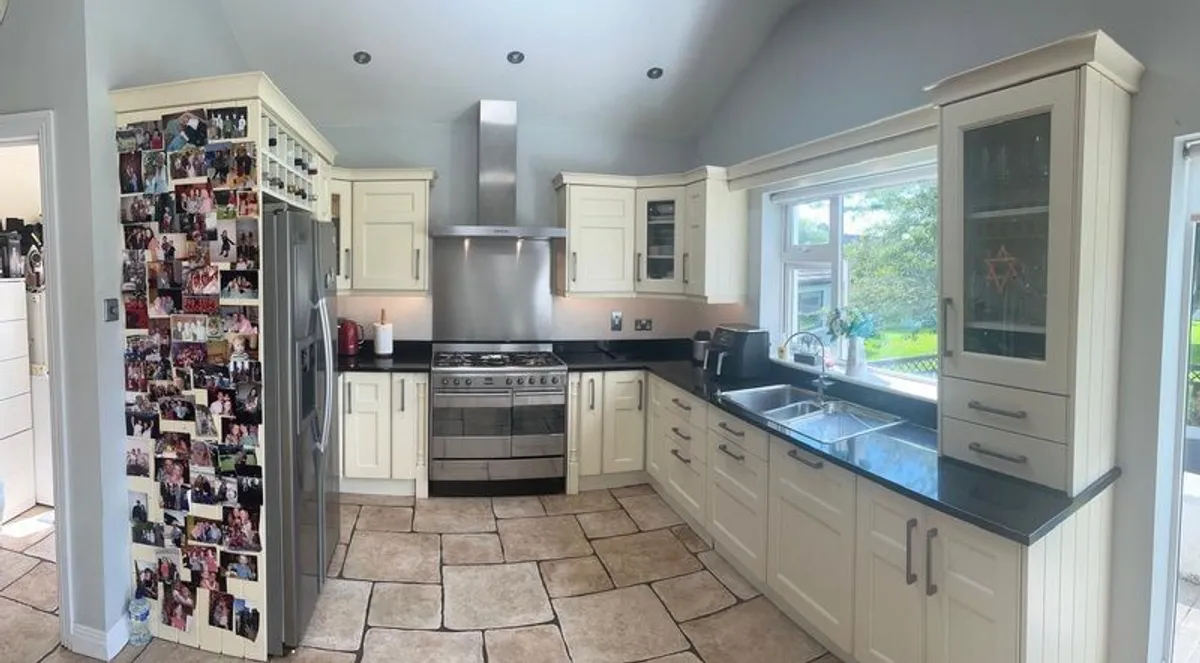 kitchen units - Image 1