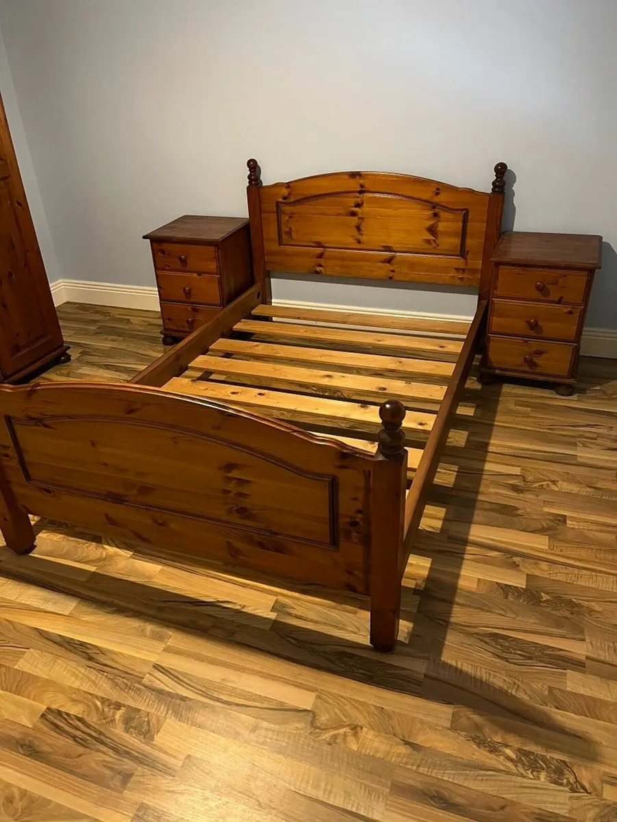 4 foot pine bed and lockers