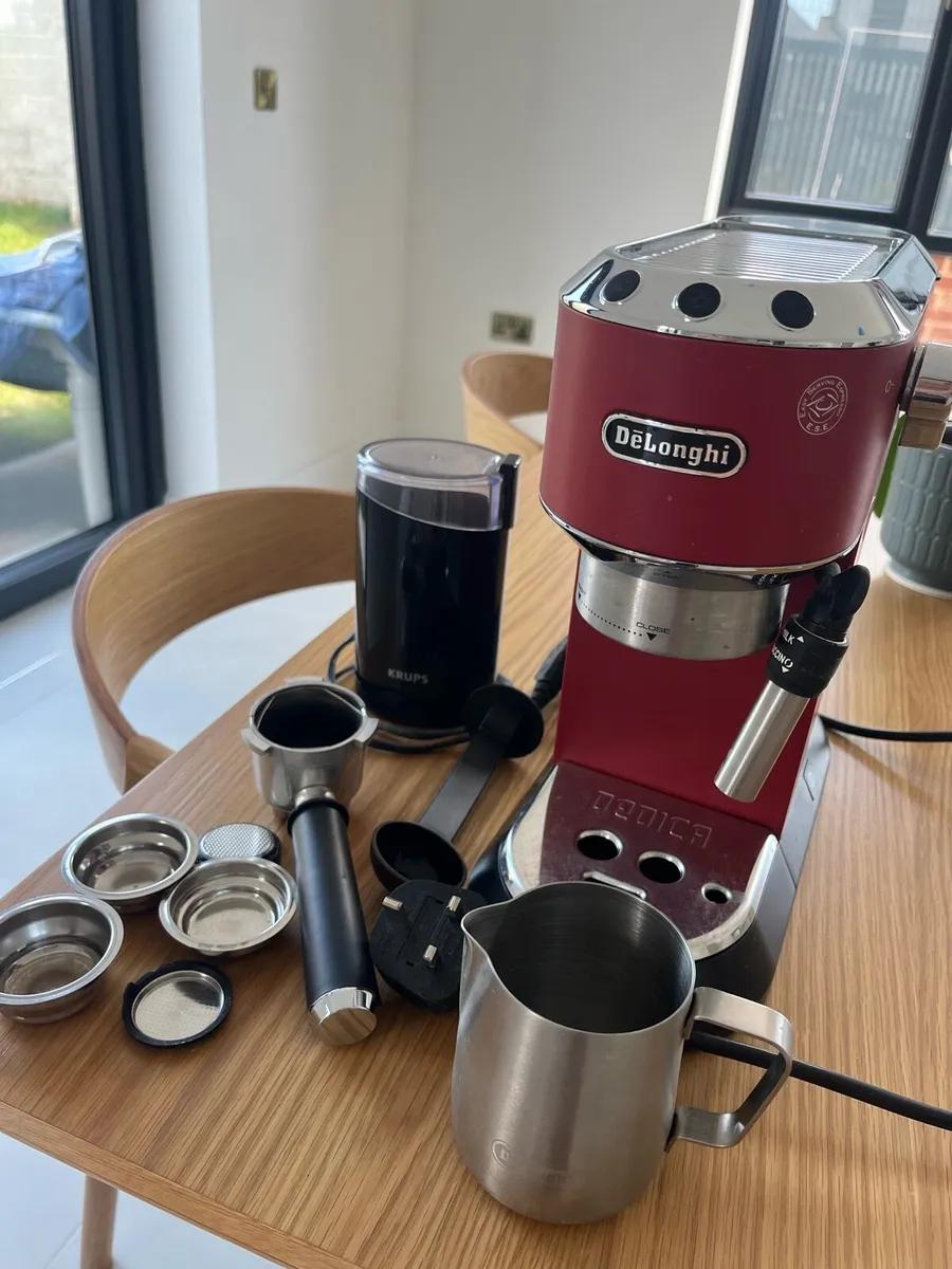 DeLonghi coffee machine + accessories - Image 1