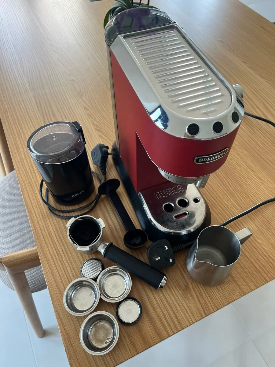 DeLonghi coffee machine + accessories - Image 2