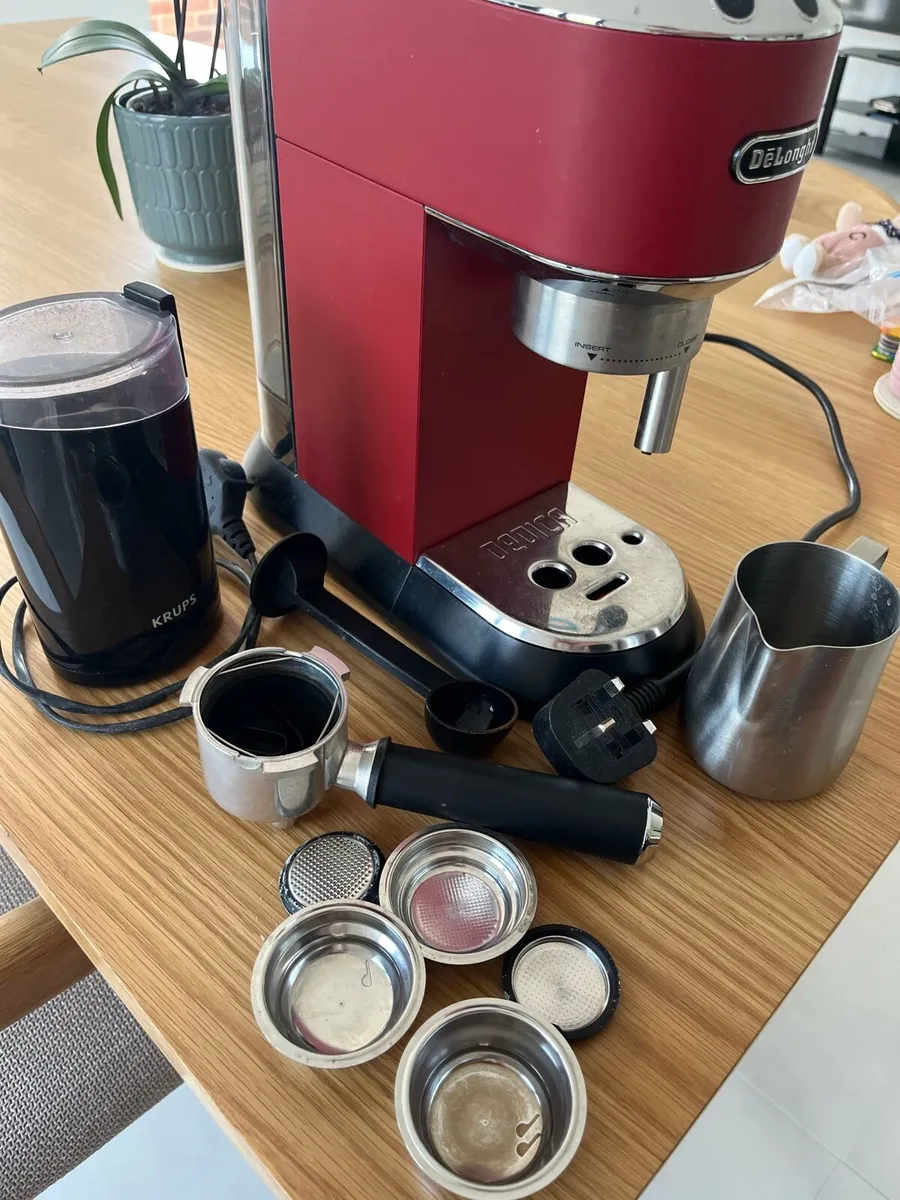 DeLonghi coffee machine + accessories - Image 3