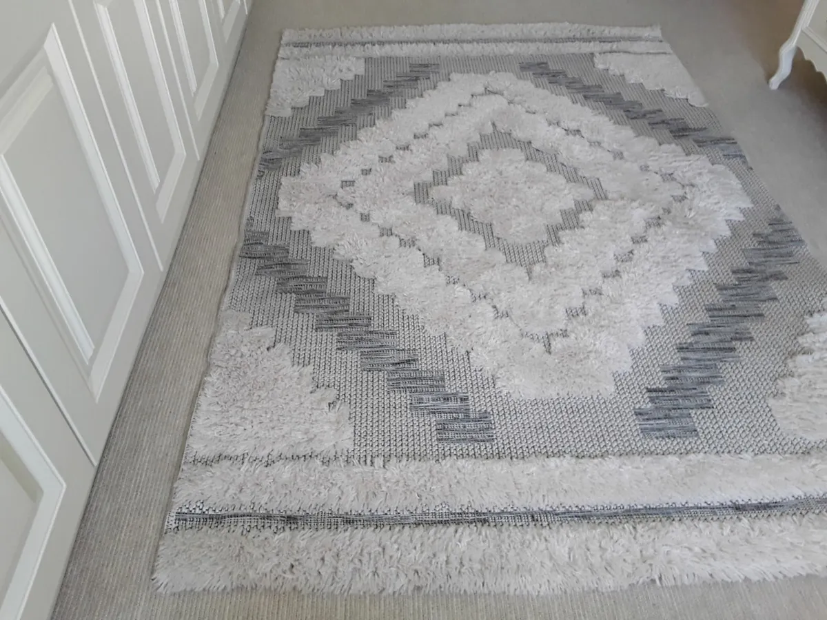 Large rug - Image 1