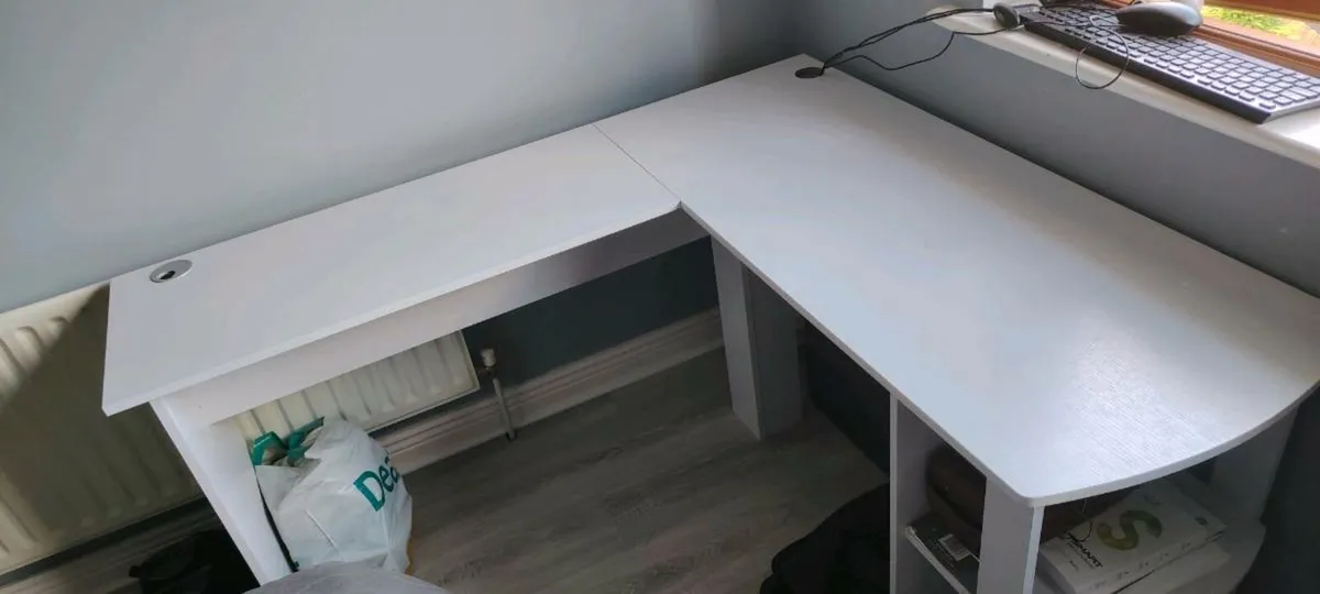 Cornor desk - Image 1
