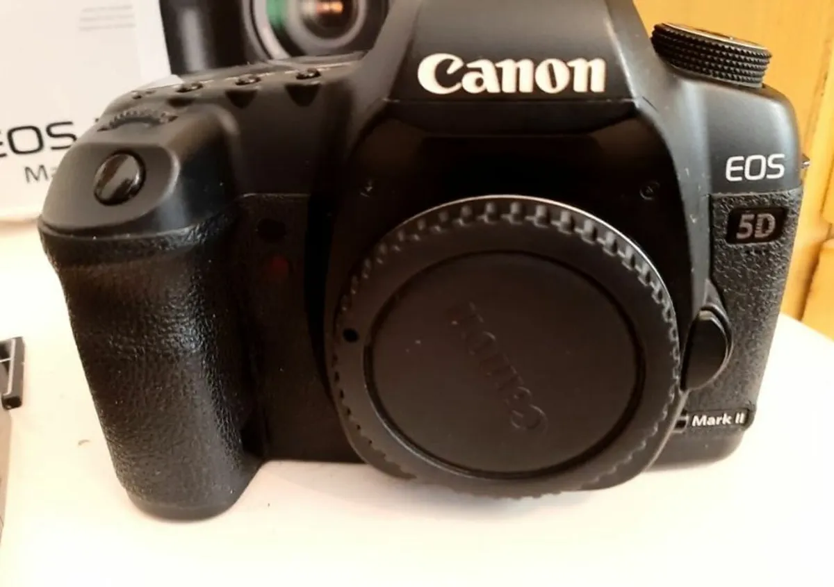 Canon Eos 5D Mark II + camera bag + SD cards - Image 2