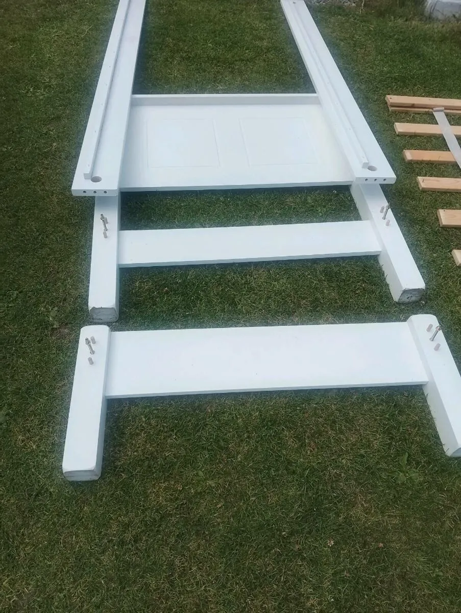 Solid wood single bed - Image 1