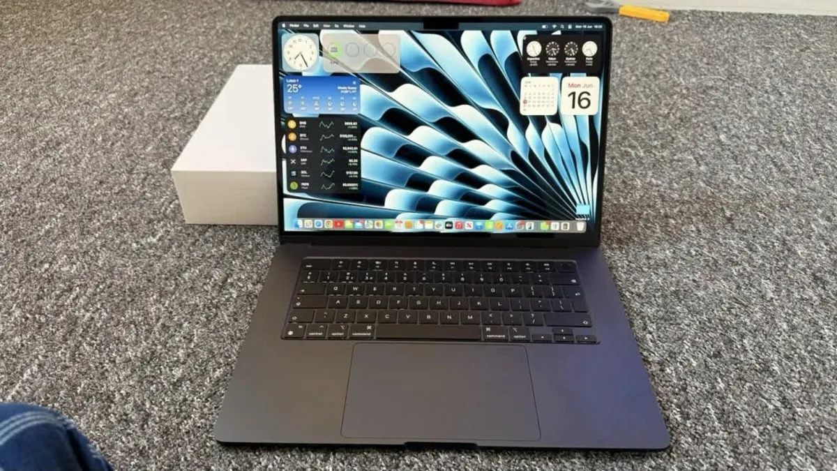 15-inch MacBook Air with Apple M3 chip - Image 1