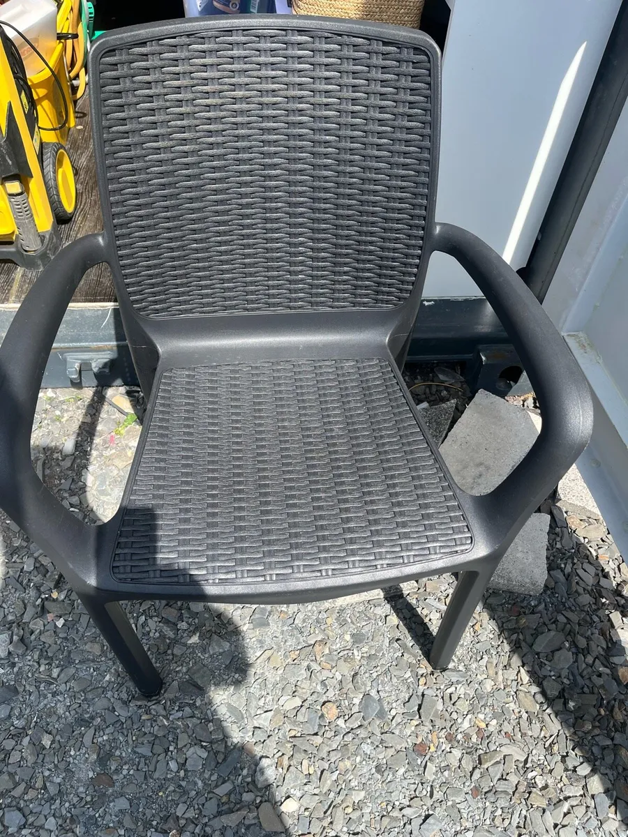 Keter Table and 6 chairs. As new!! Only €90 - Image 3