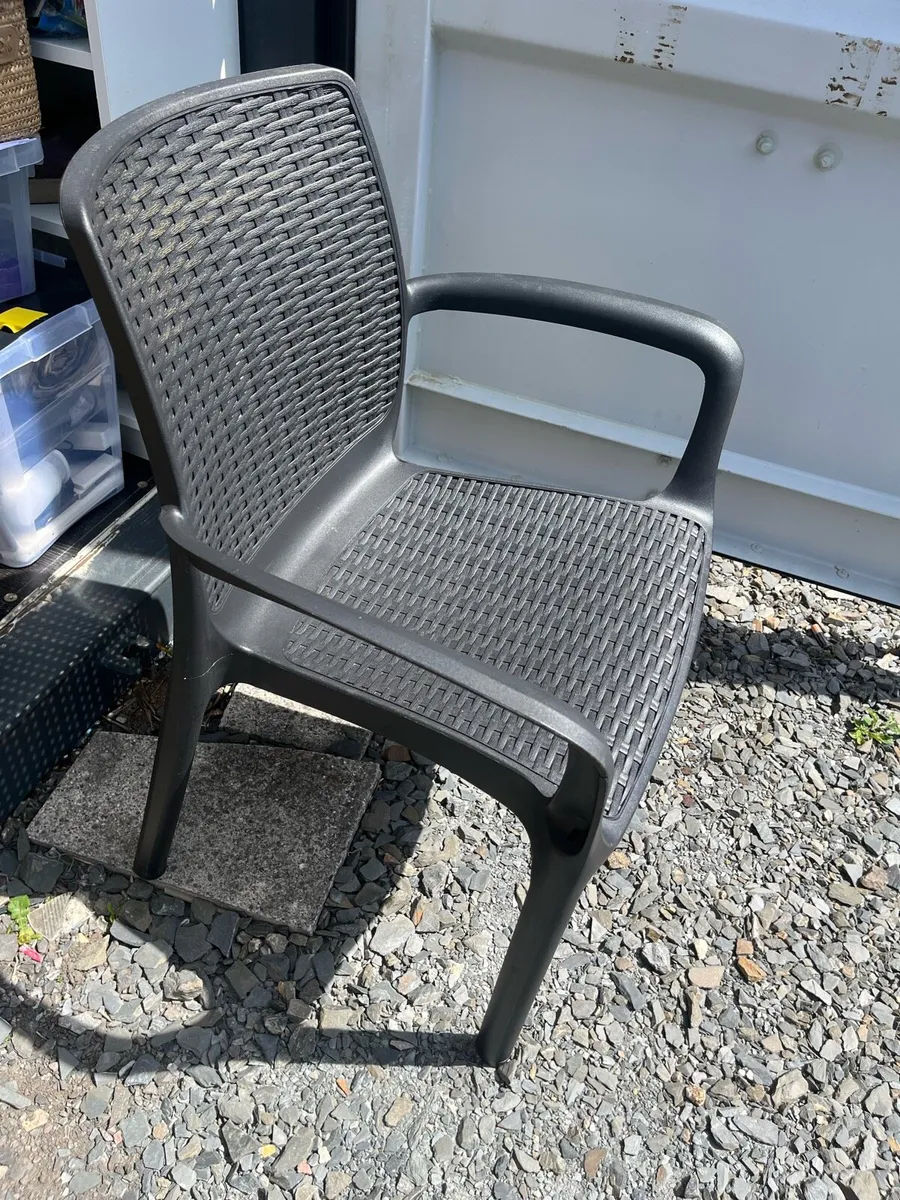 Keter Table and 6 chairs. As new!! Only €90 - Image 4
